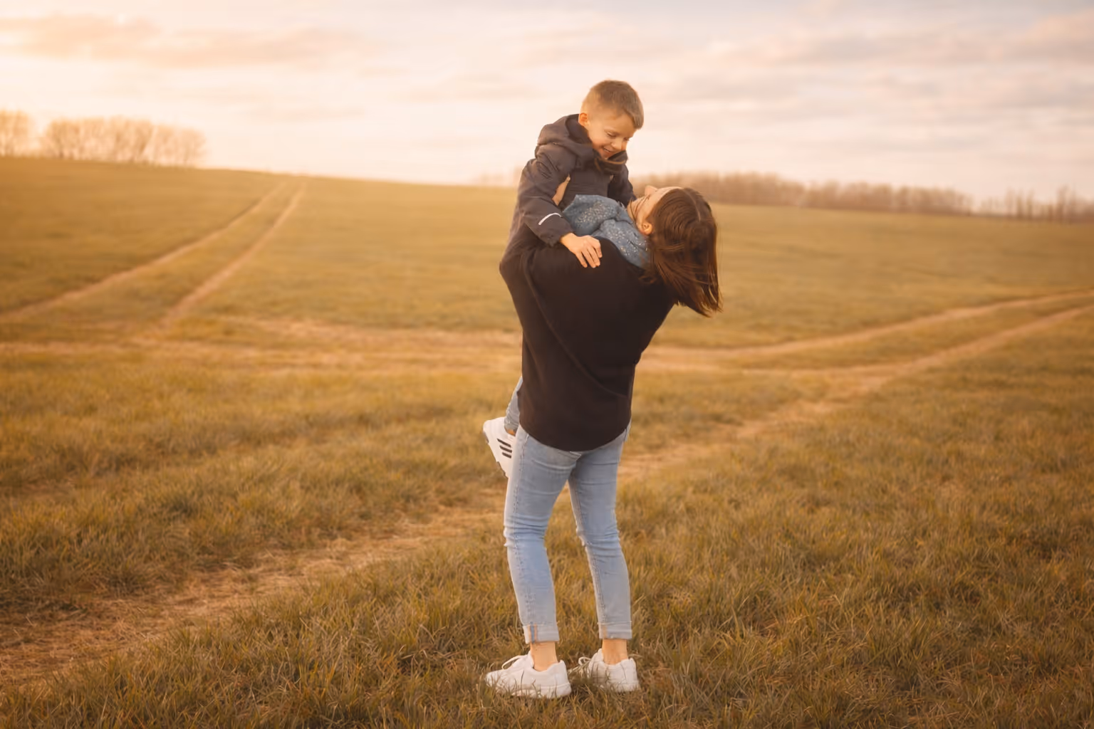 Maman et enfant partageant un moment complice en pleine nature, univers California Kids
