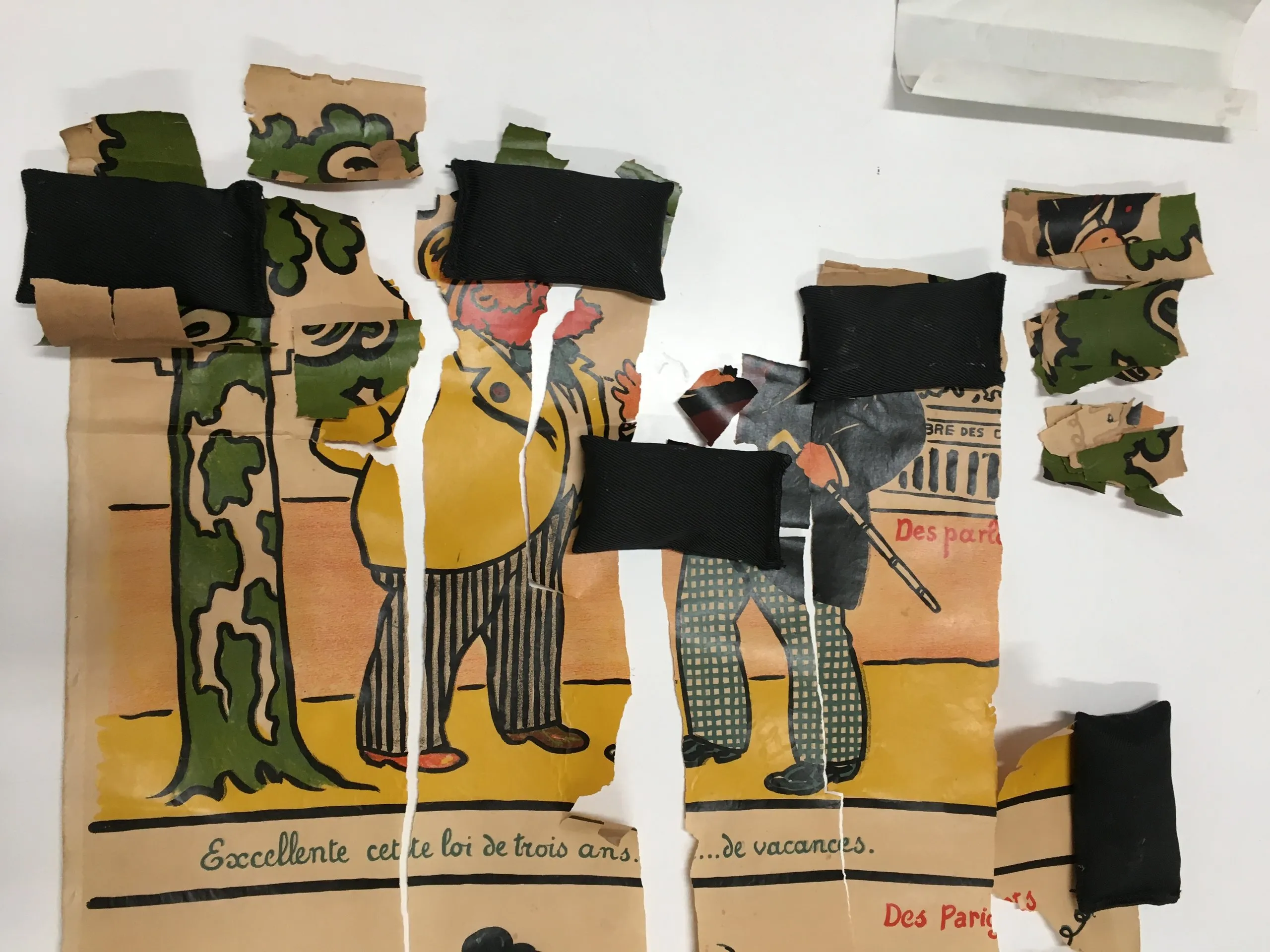 Affiche déchirée avec une illustration de deux hommes, un en veste jaune et pantalon rayé, l'autre en veste grise avec un bâton, posés sur un fond orange avec texte en français.