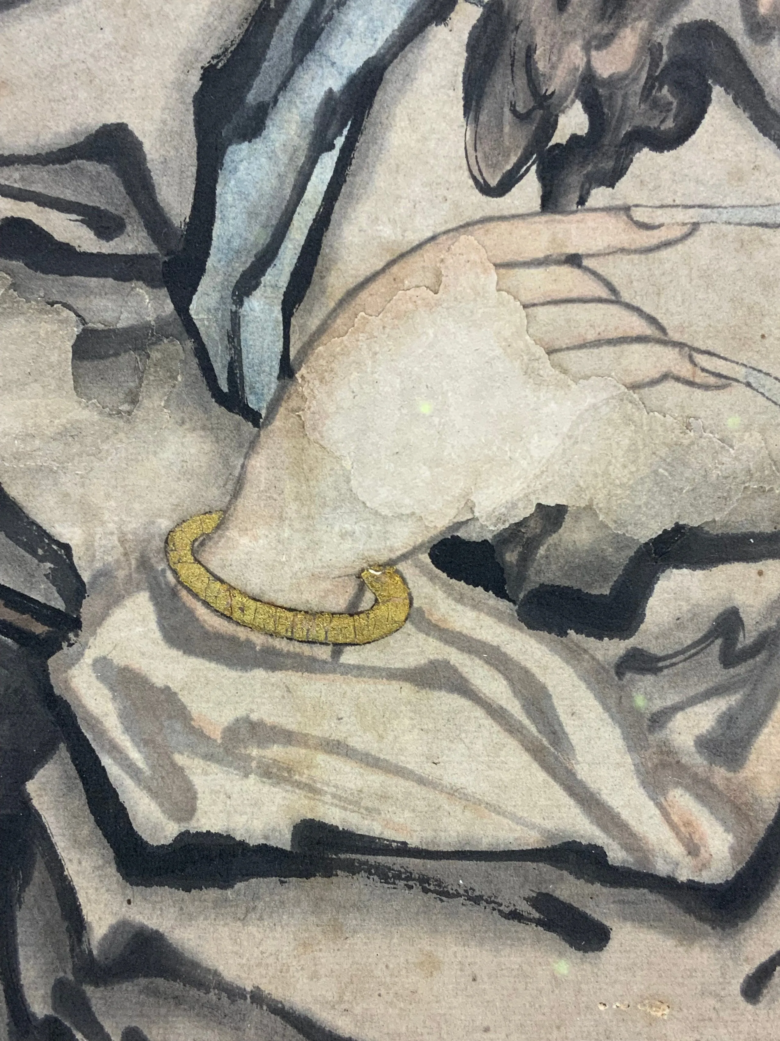 Détail d'une peinture montrant une main délicate avec un bracelet doré et un tissu drapé en nuances de gris et beige.