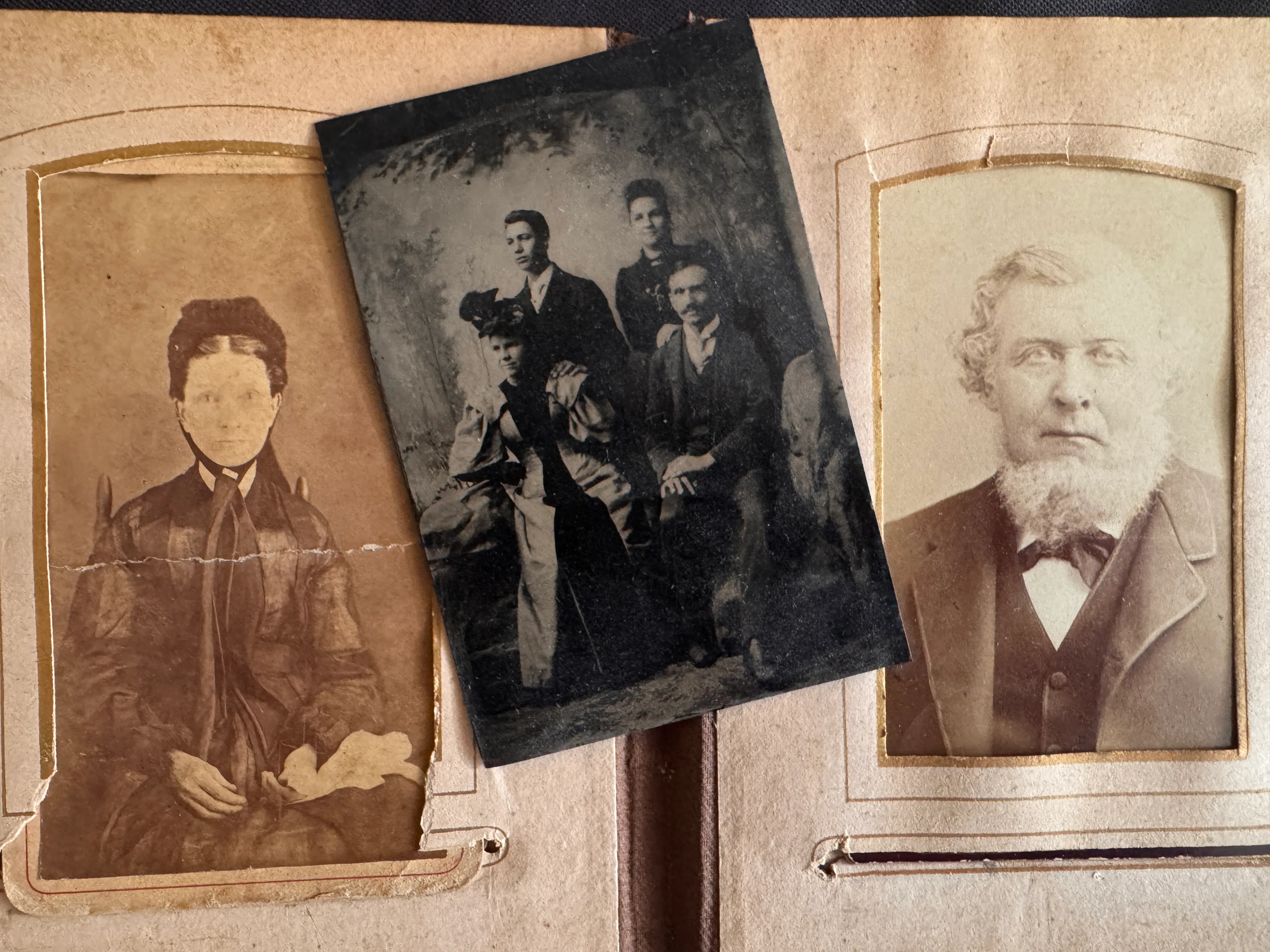 Trois anciennes photographies en noir et blanc montrant une femme assise, un homme barbu en portrait et un groupe familial de quatre personnes.