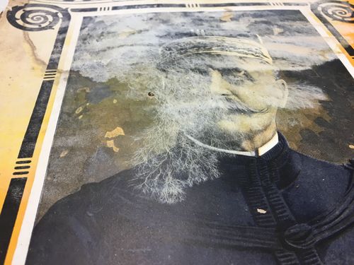 Portrait ancien d’un homme moustachu en uniforme avec des taches de moisissure sur l’image.