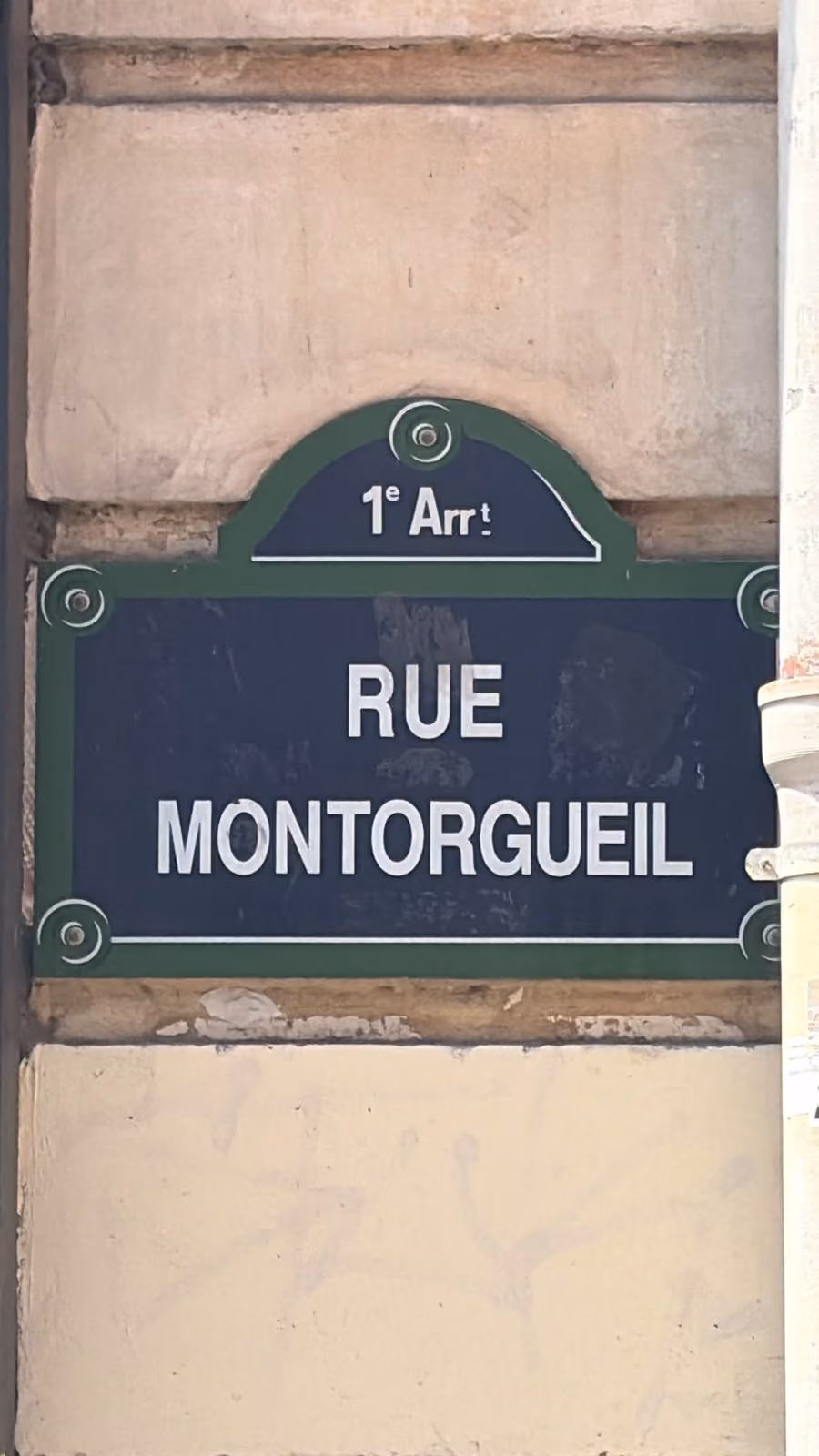 Rue Montorgueil, en plein 1er : l'une des artères les plus gourmandes de Paris — restaurants, primeurs, boulangeries. Autant de cuisines et de réserves qui en font un secteur à surveiller de près.