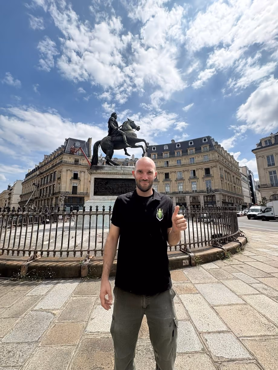 Technicien SafeHome3D place des Victoires, Paris 2e, devant la statue équestre de Louis XIV
