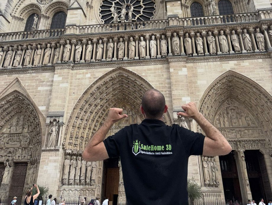 Technicien SafeHome3D inspectant le laboratoire d'une boulangerie installé dans d'anciennes caves voûtées carrelées à Paris