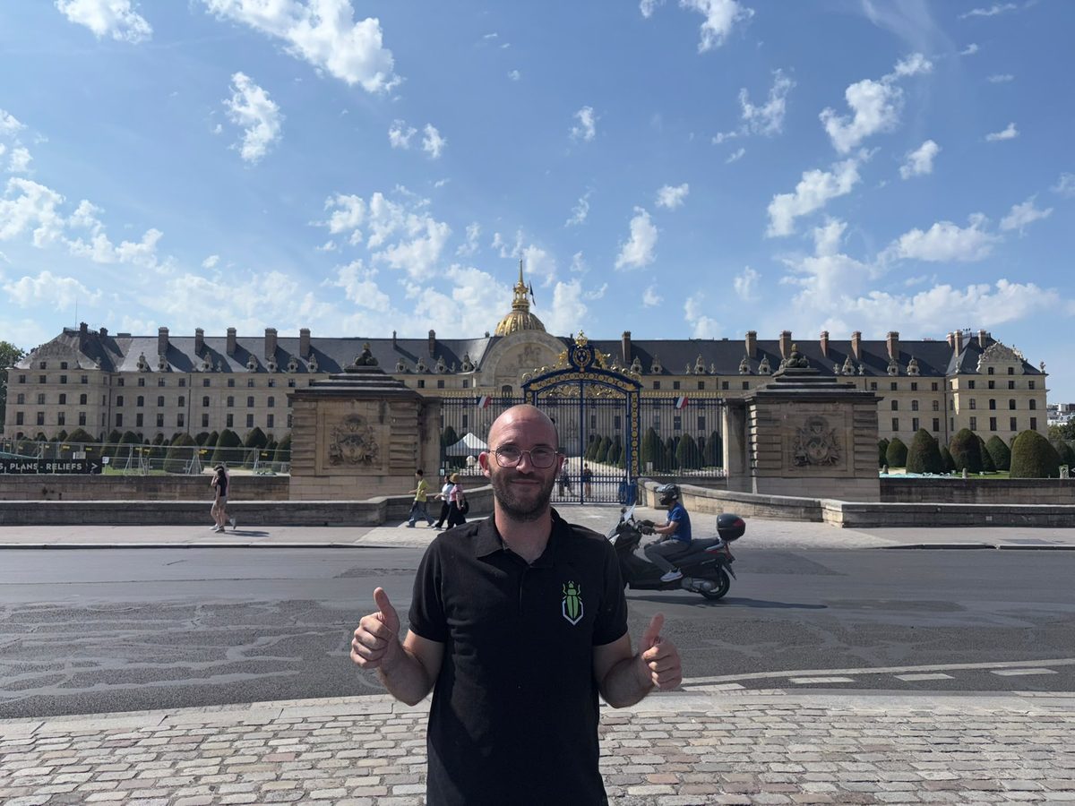 Technicien SafeHome3D inspectant le laboratoire d'une boulangerie installé dans d'anciennes caves voûtées carrelées à Paris