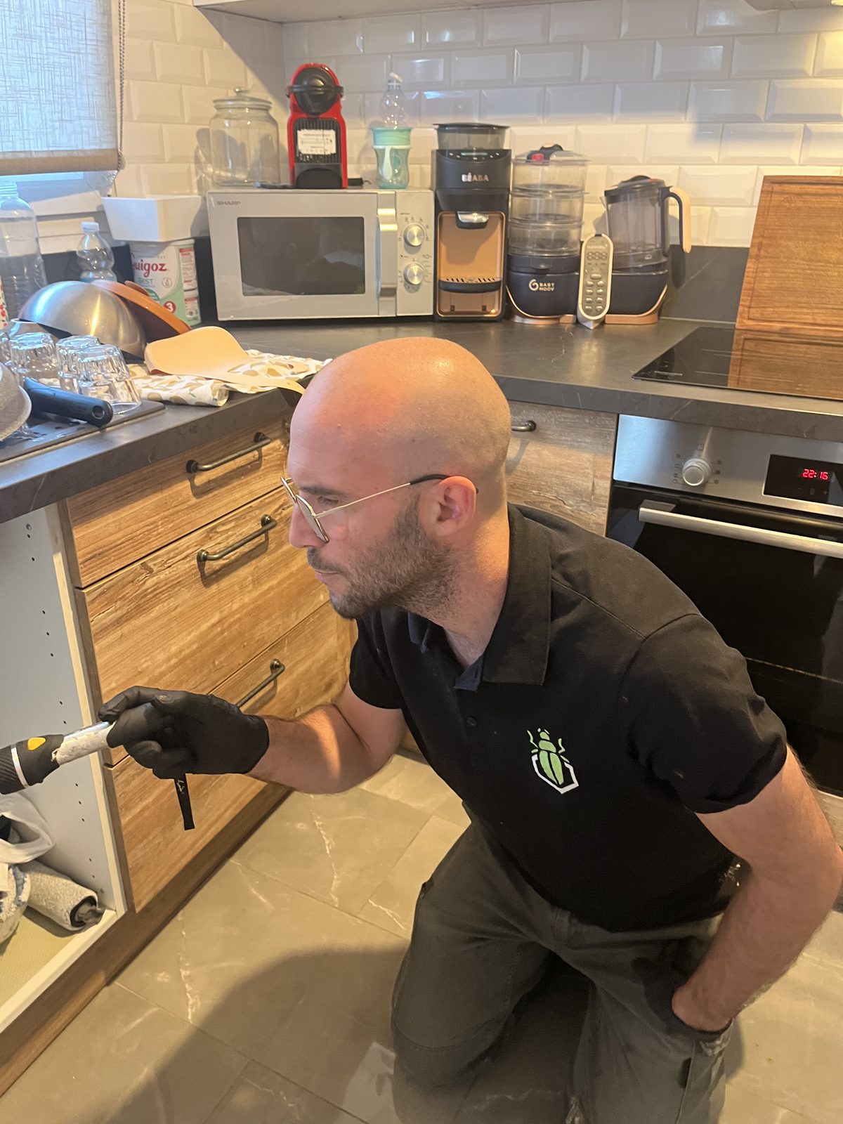 Technicien SafeHome3D inspectant une cuisine lors d'une intervention de dératisation à Paris 7e