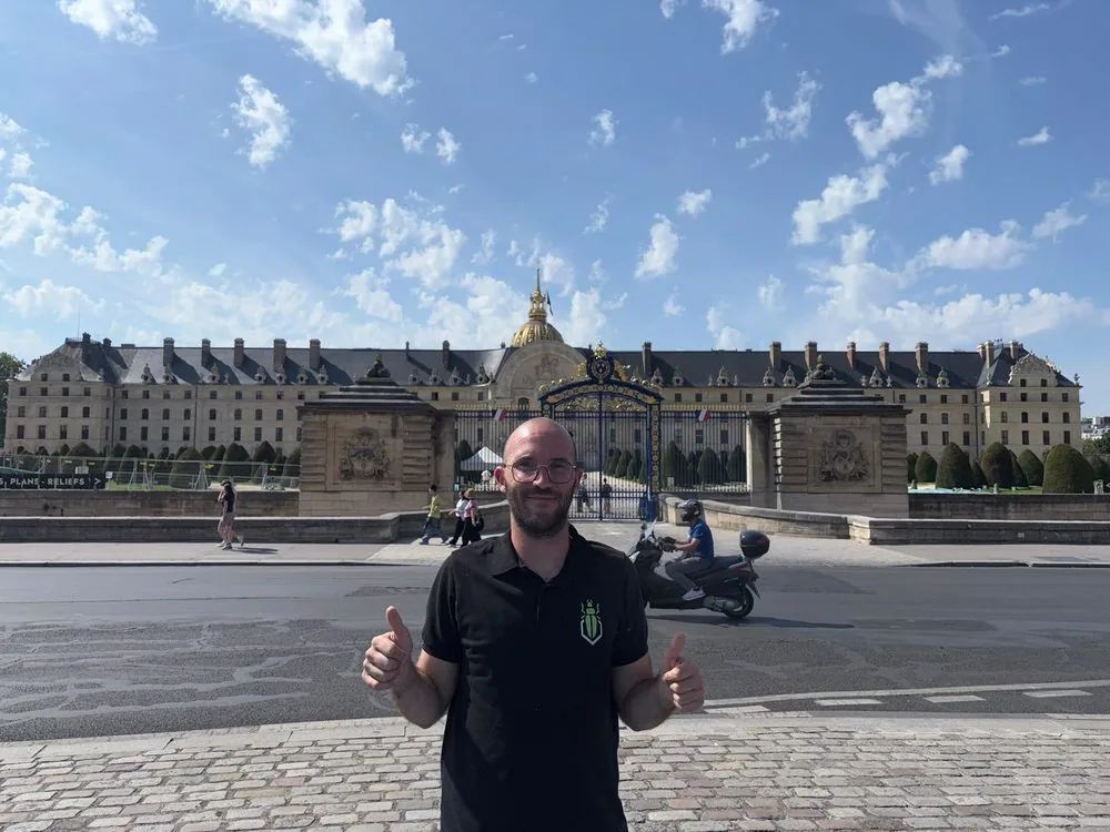 Technicien SafeHome3D inspectant le laboratoire d'une boulangerie installé dans d'anciennes caves voûtées carrelées à Paris