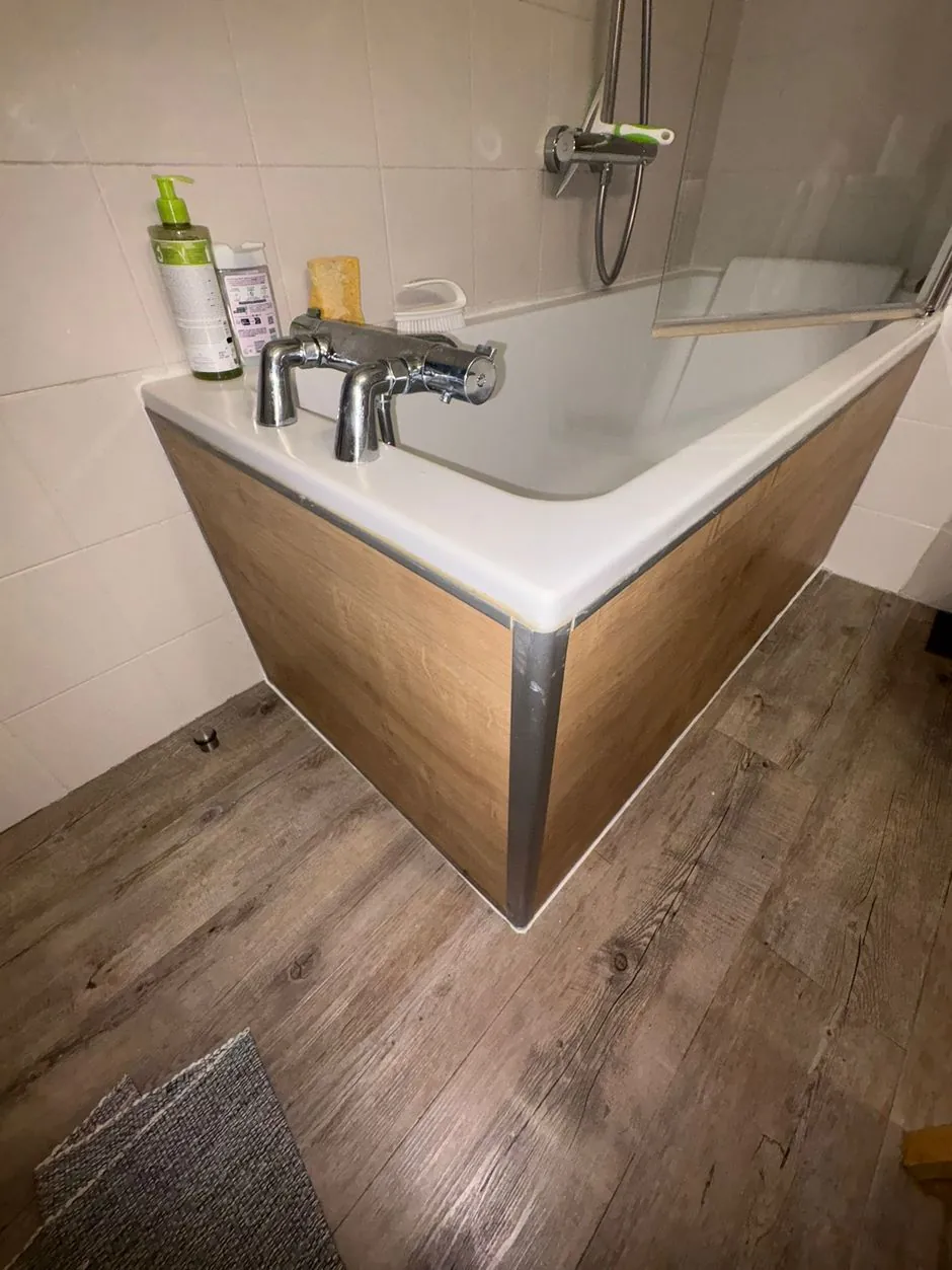 Baignoire après intervention : passage anti-rongeur condamné et finition discrète, rue Saint-André-des-Arts Paris 6e
