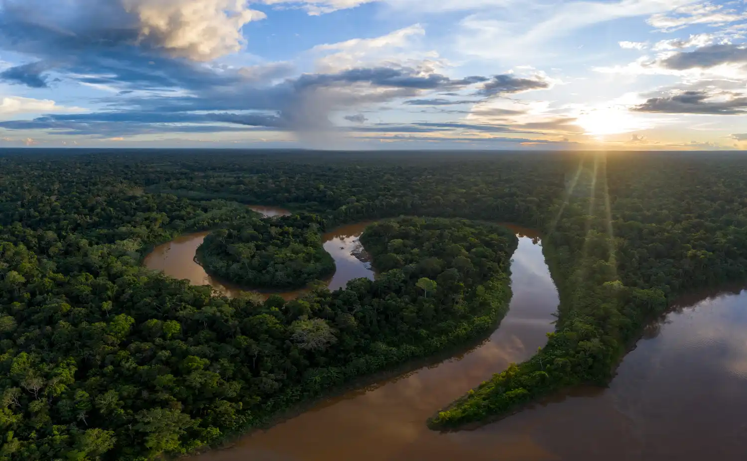 Luftaufnahme eines gewundenen Flusses in Peru bei Sonnenlicht