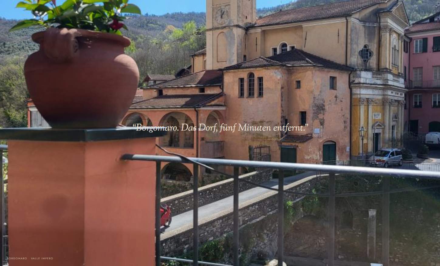 Blick auf Borgomaro, das ligurische Dorf fünf Minuten von Secret Gardens entfernt