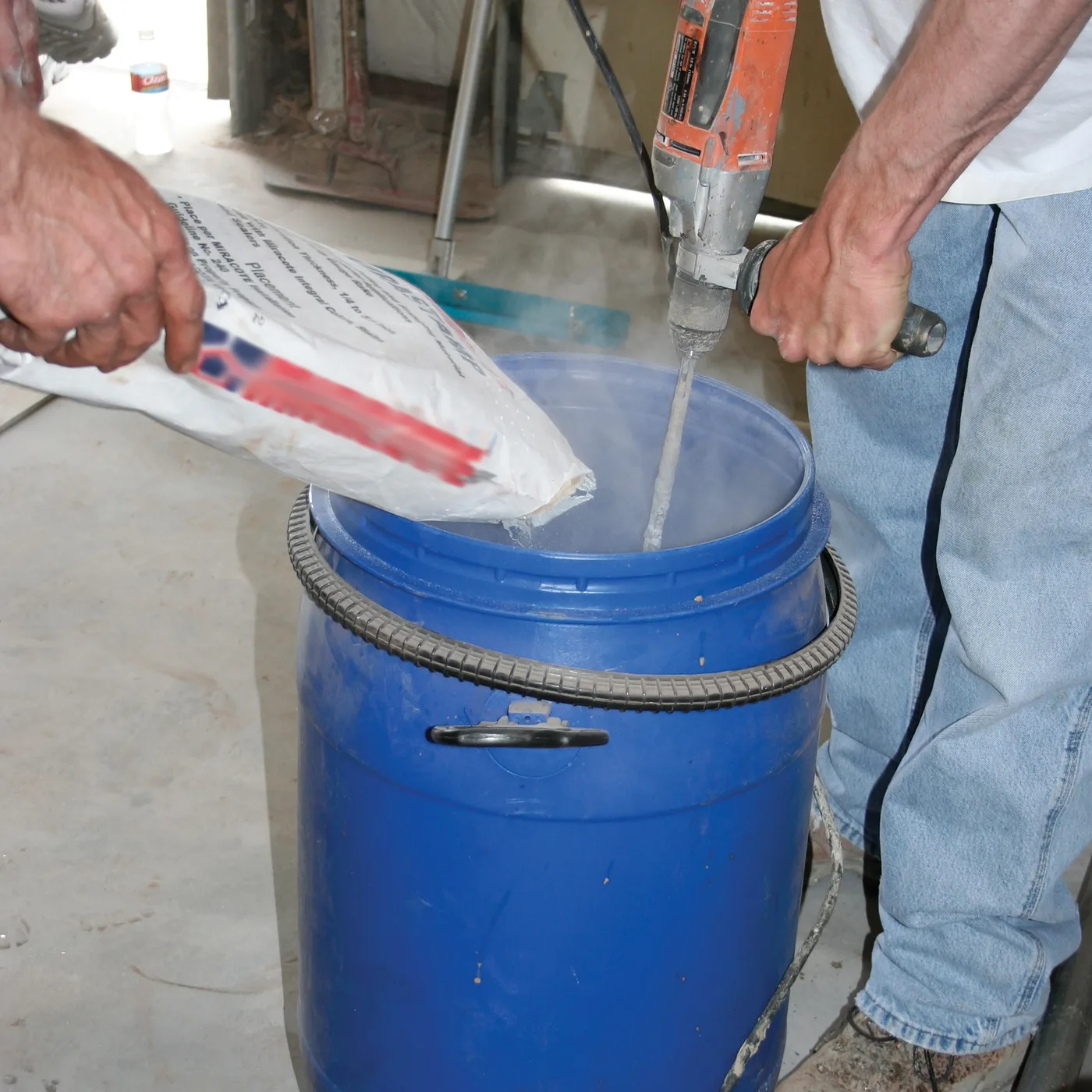 Mixing material in a barrel with a drill and Kraft Tool oval mixer