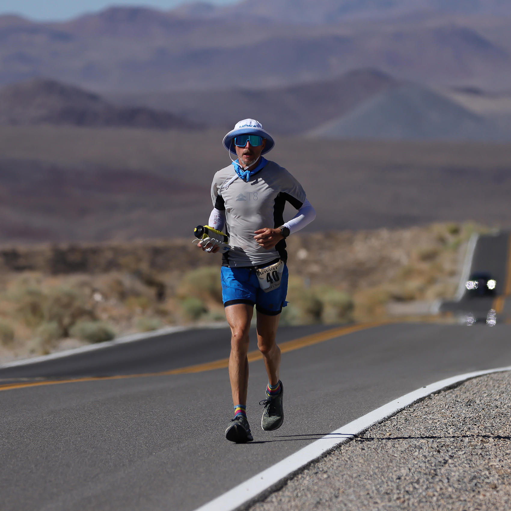Michael Ohler rennt auf einer Landstraße währen des Badwater 135.