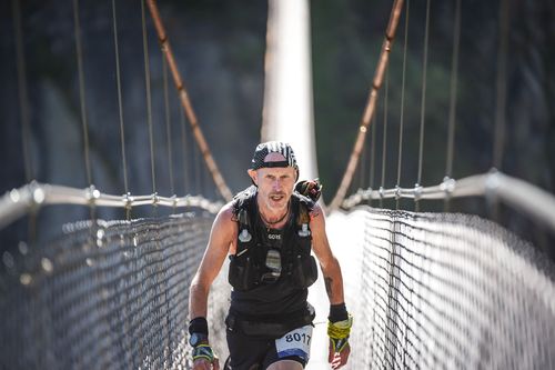 Michael Ohler überquert eine Brücke während UTMB.
