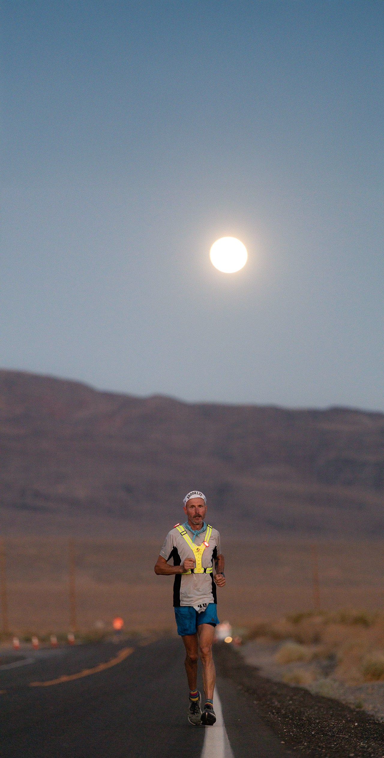 Michael Ohler auf einer Countryroad während Badwater 135.