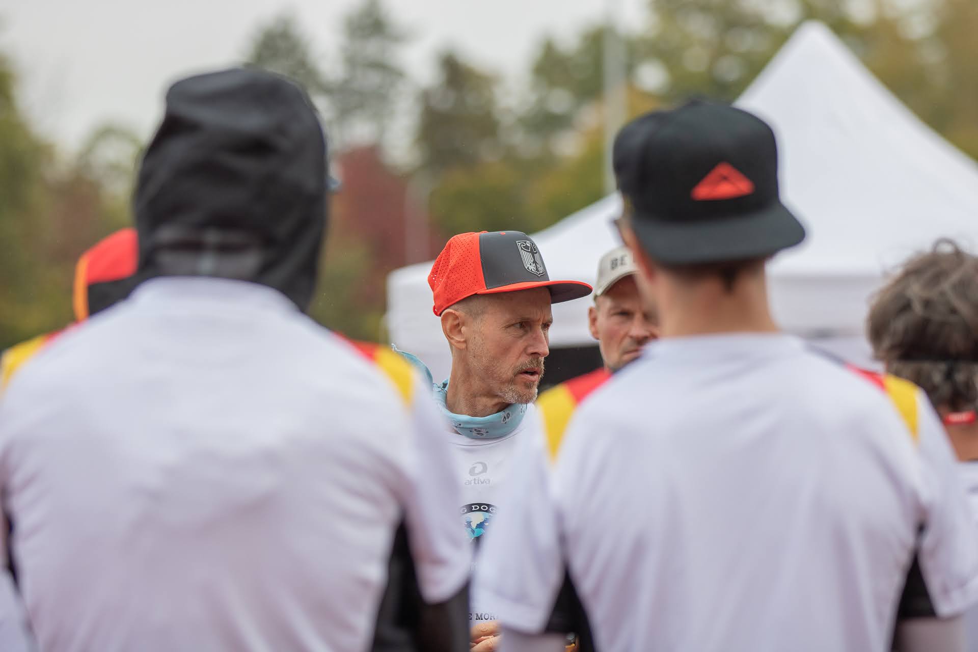 Michael Ohler coacht eine Gruppe von Athleten im Rahmen eines internationalen Wettkampfes.