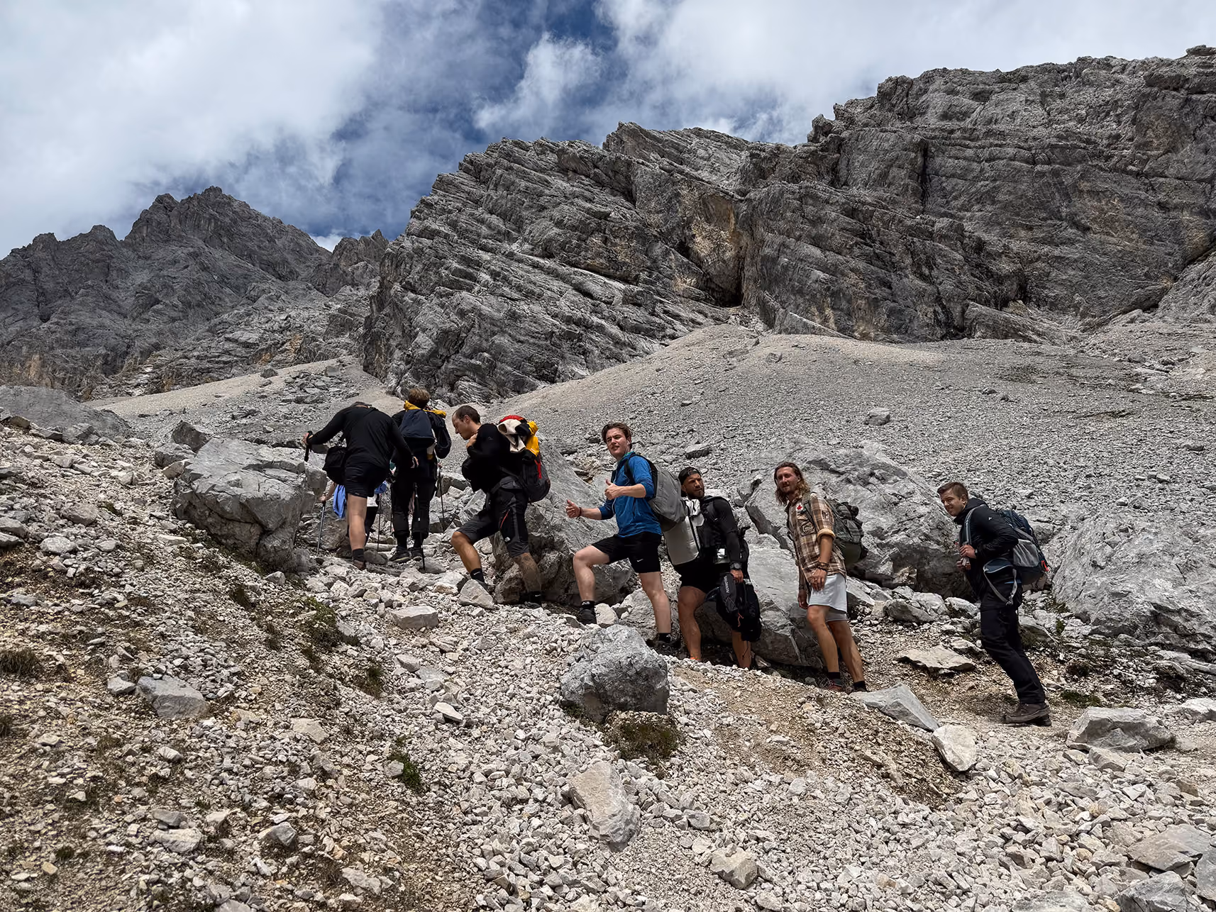 Teilnehmer einer Teambuilding-Wanderung auf dem Hexenstieg