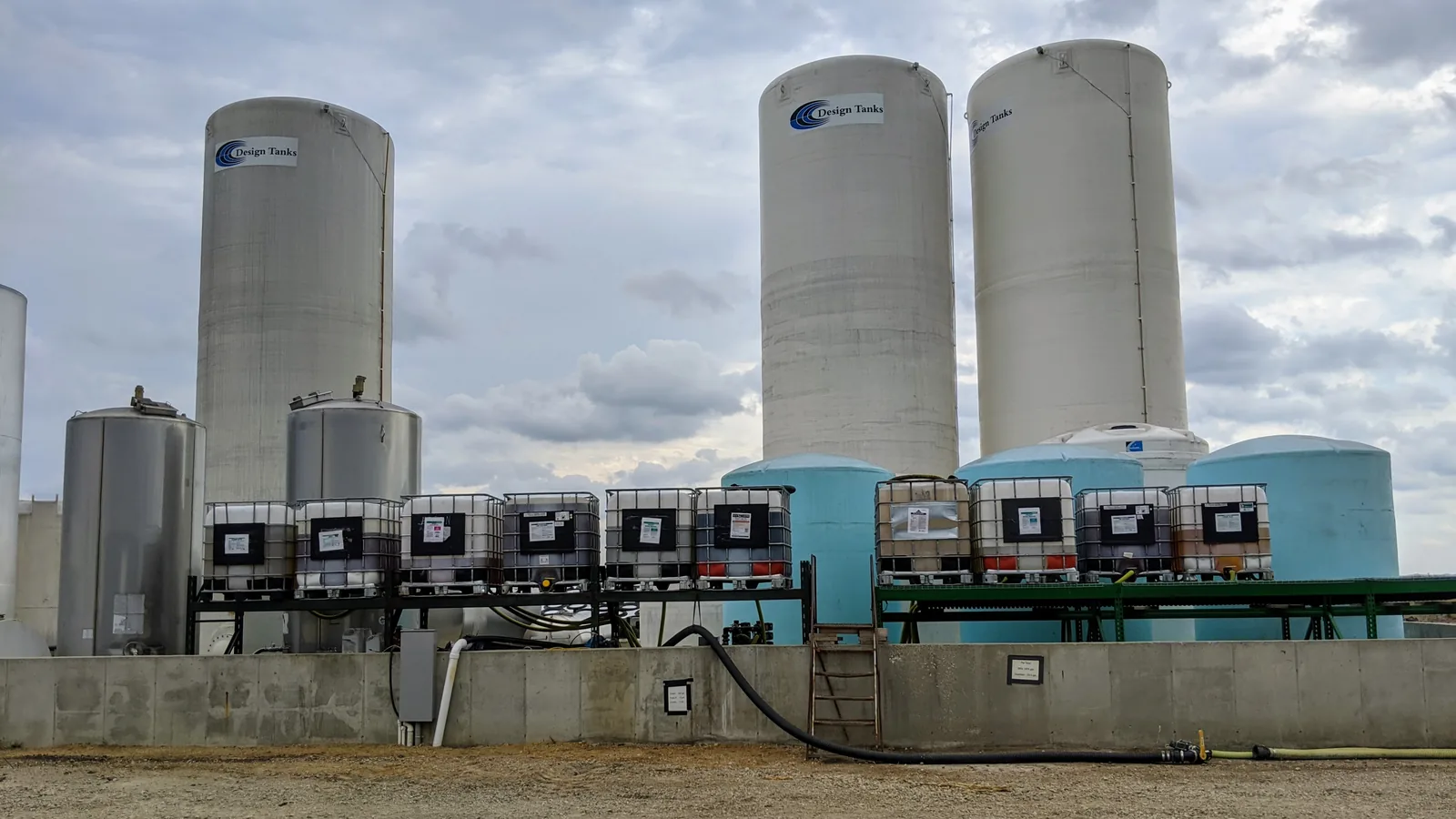 Outdoor tote deck between bulk storage tanks