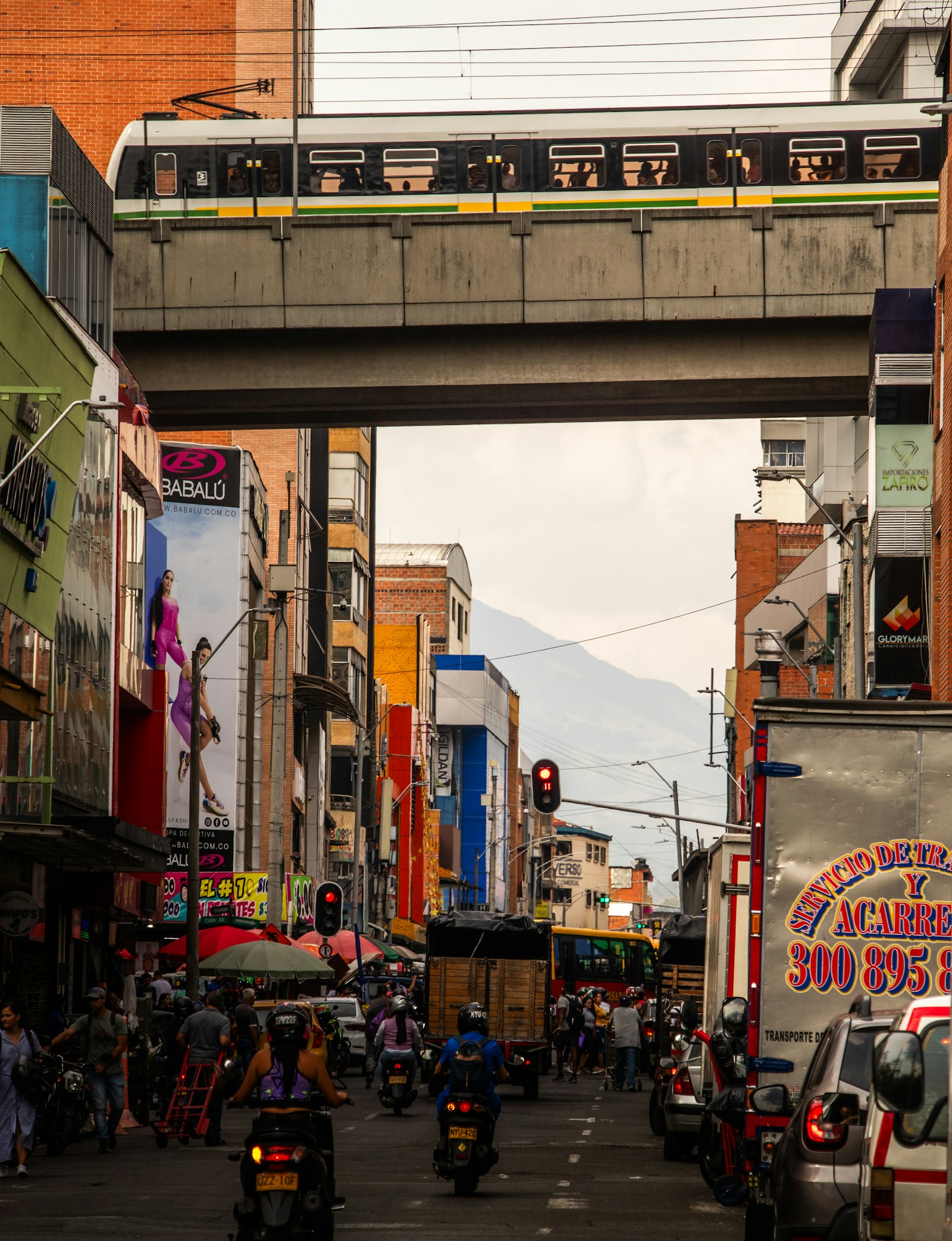 Metro elevado cruzando una avenida en Medellín, infraestructura urbana para operaciones de contact center
