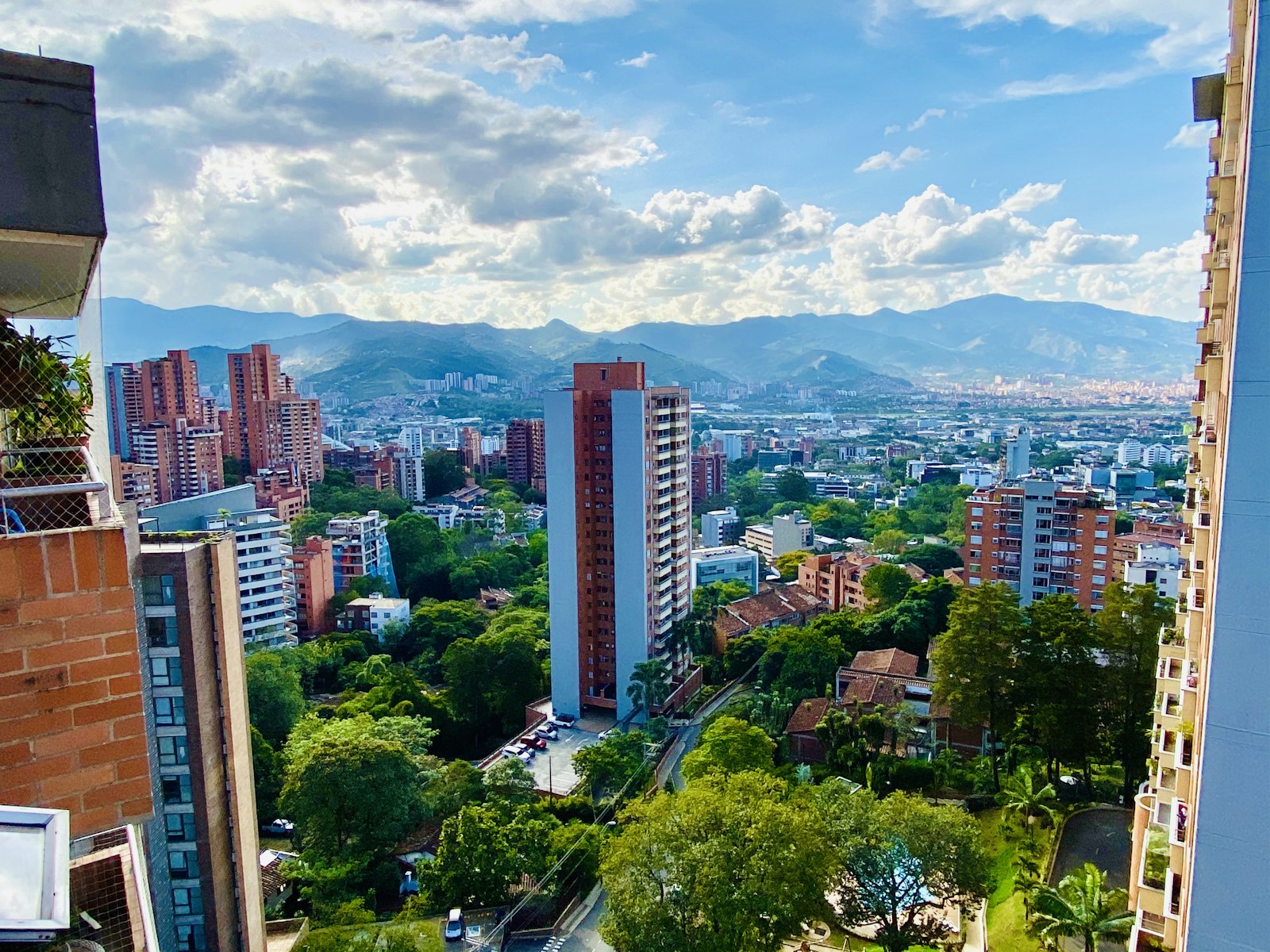 Skyline de Medellín bajo cielo azul, ciudad para operaciones de call center bilingüe y nearshoring en Latam