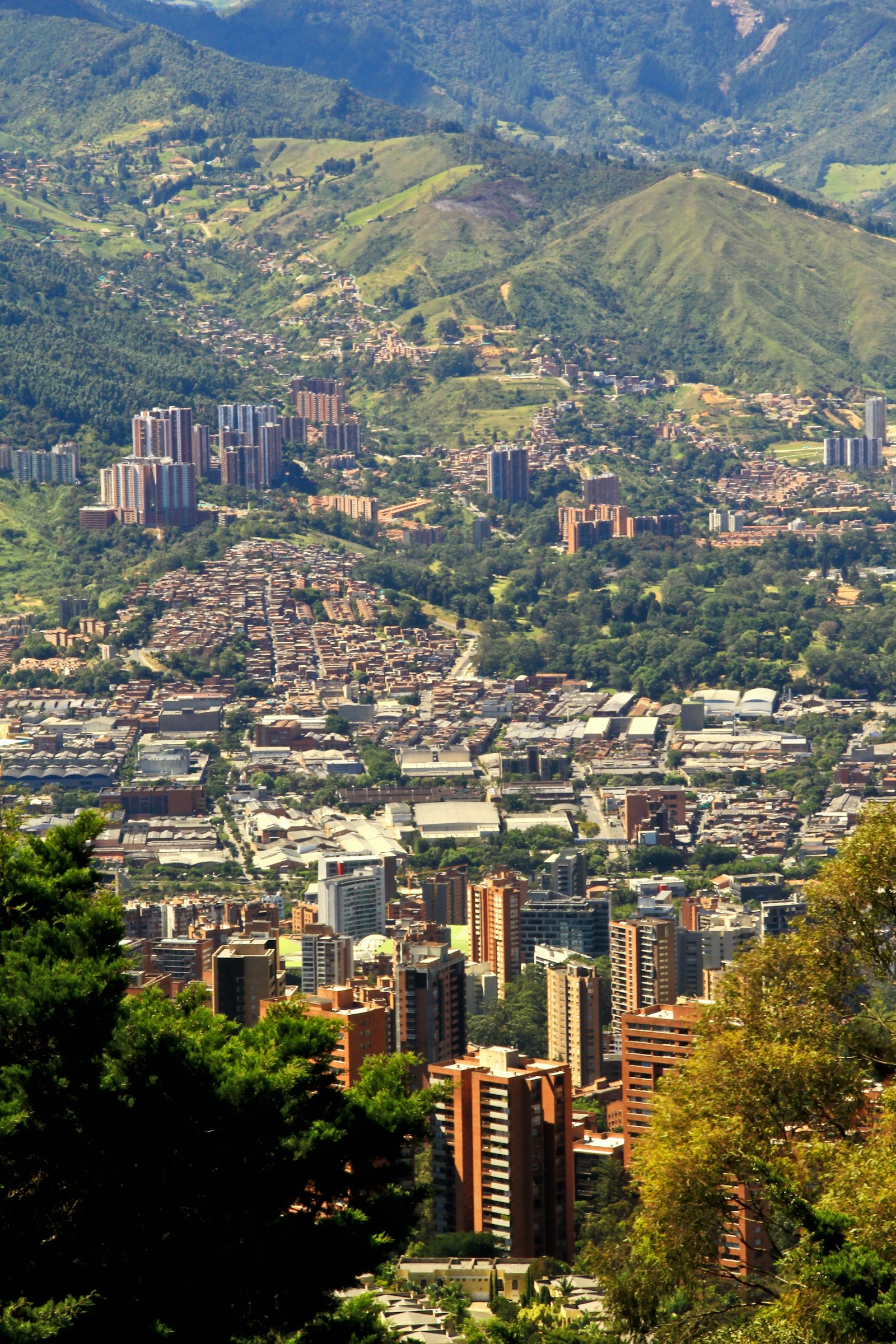 Edificios de Medellín rodeados de montañas, ciudad hub de call center y BPO en Colombia