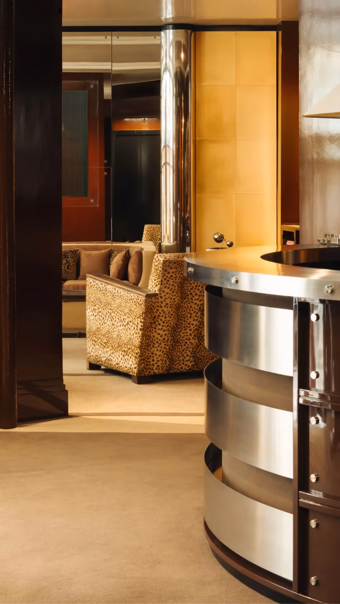 Gros plan sur le fauteuil imprimé léopard et le comptoir de bar moderne en métal de l'Hôtel Château d’Eau 4 étoiles, Paris.