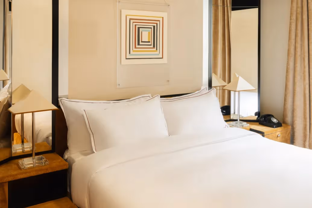 Chambre lumineuse au design contemporain avec miroirs verticaux, Hôtel Château d’Eau 4 étoiles, Paris 10e.