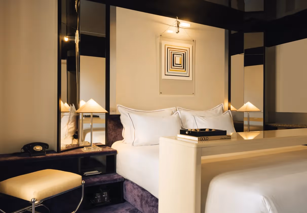 Seventies-style double room with a chrome stool and a retro telephone, 4-star Hôtel Château d’Eau, Paris 10th.