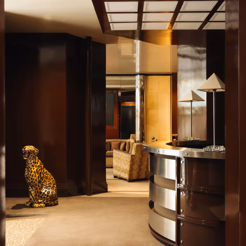 Réception avec comptoir design et statue léopard, Hôtel Château d’Eau quatre étoiles, Faubourg Saint-Denis.