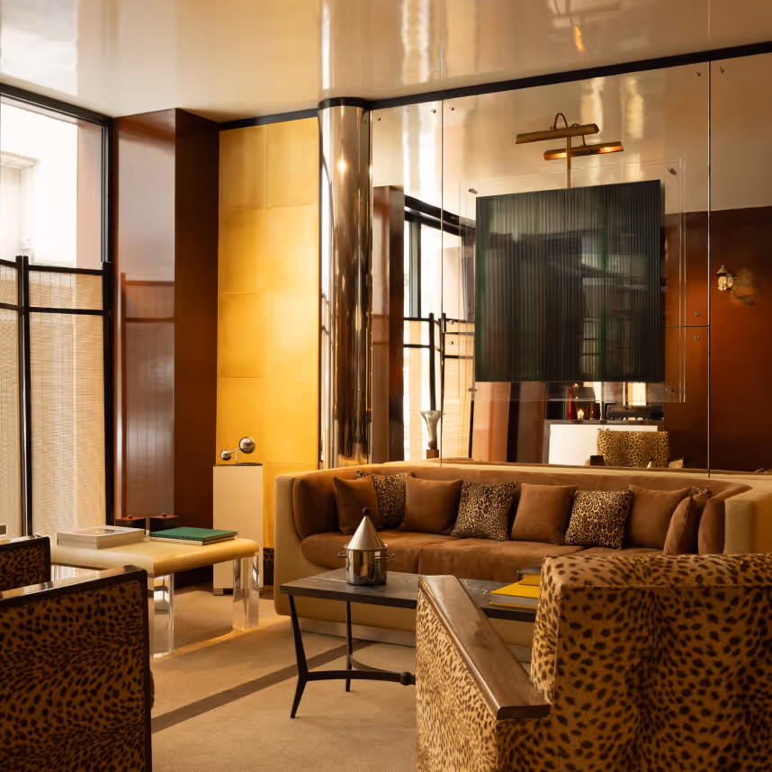 Salon chic avec fauteuils léopard et table basse, Hôtel Château d’Eau quatre étoiles, Paris centre.