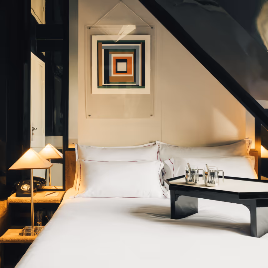 Chambre romantique, plateau petit-déjeuner et art graphique, Hôtel Château d’Eau quatre étoiles, Paris 10e.