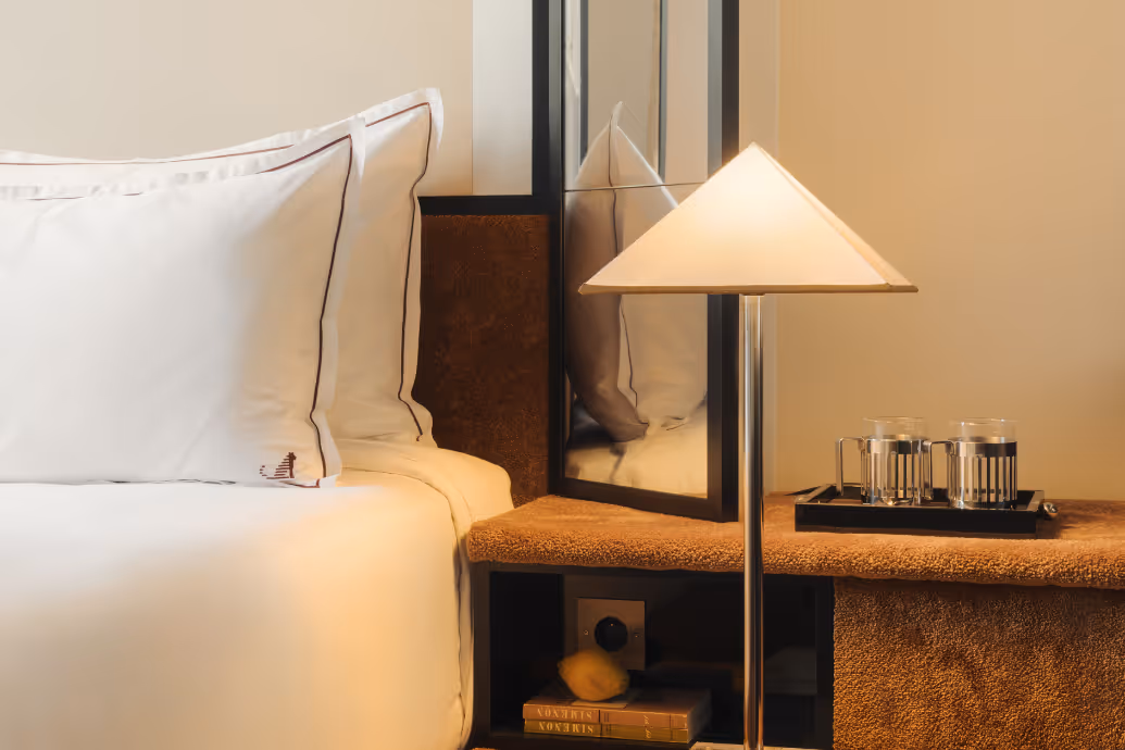 A hushed atmosphere and refined decor in a room at the Hôtel Château d’Eau, a 4-star hotel located in the 10th arrondissement of Paris.