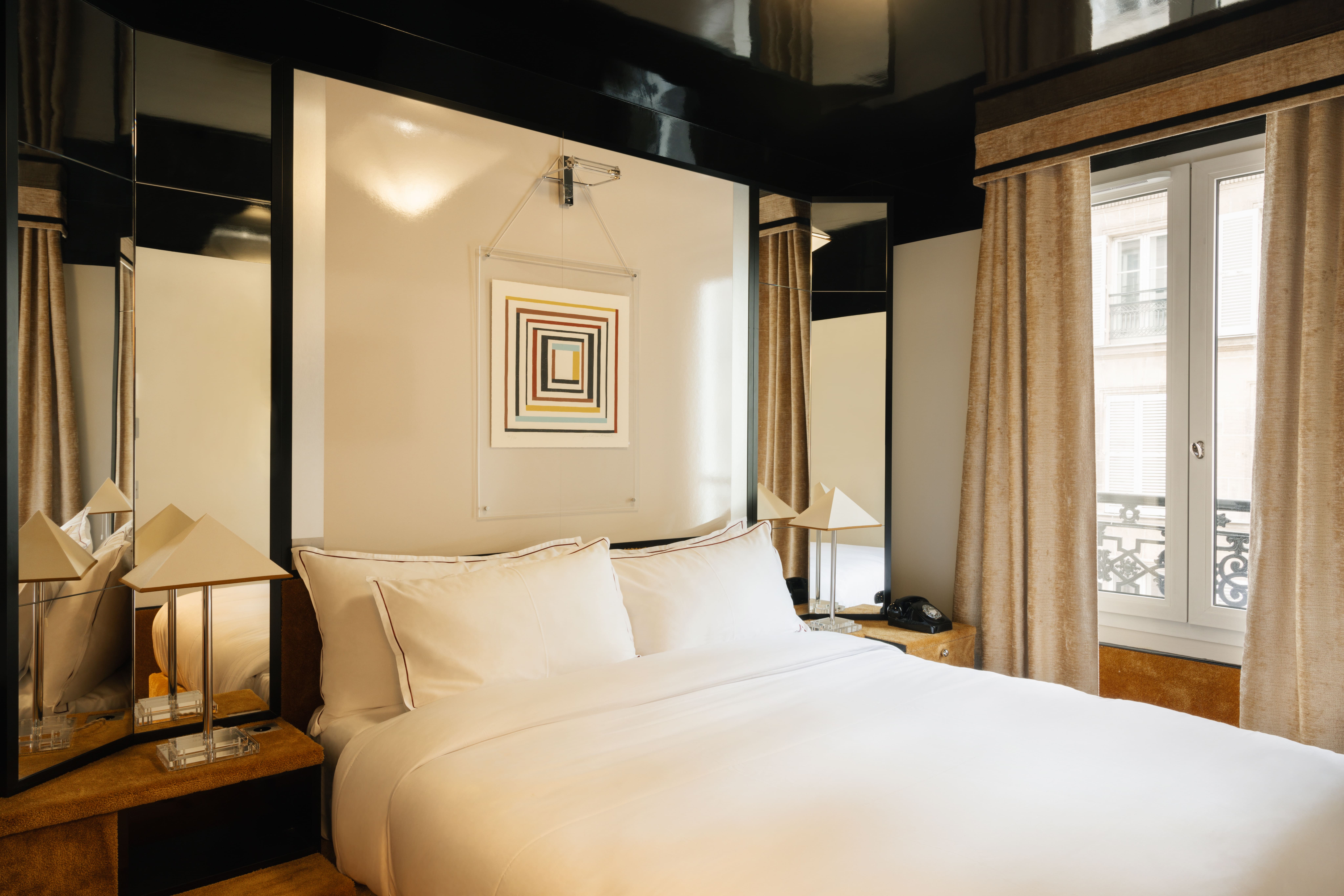 Refined interior and intimate atmosphere of a room at the Hôtel Château d’Eau, a 4-star hotel in the heart of Paris's Faubourg Saint-Denis district.