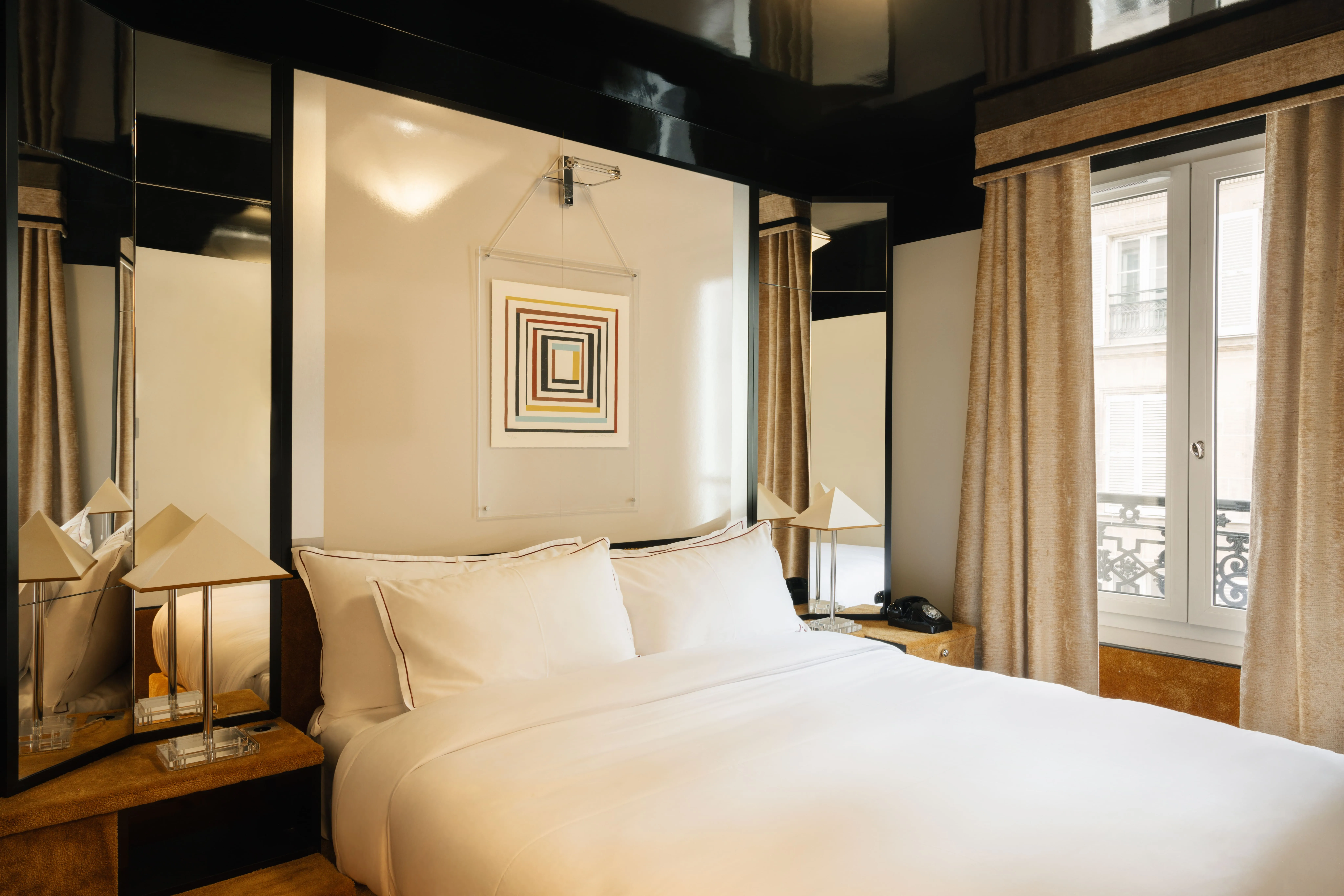 Refined interior and intimate atmosphere of a room at the Hôtel Château d’Eau, a 4-star hotel in the heart of Paris's Faubourg Saint-Denis district.