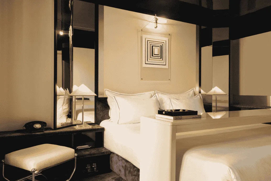 Intérieur raffiné et ambiance feutrée d'une chambre à l'Hôtel Château d’Eau, hôtel 4 étoiles au cœur du quartier du Faubourg Saint-Denis à Paris.