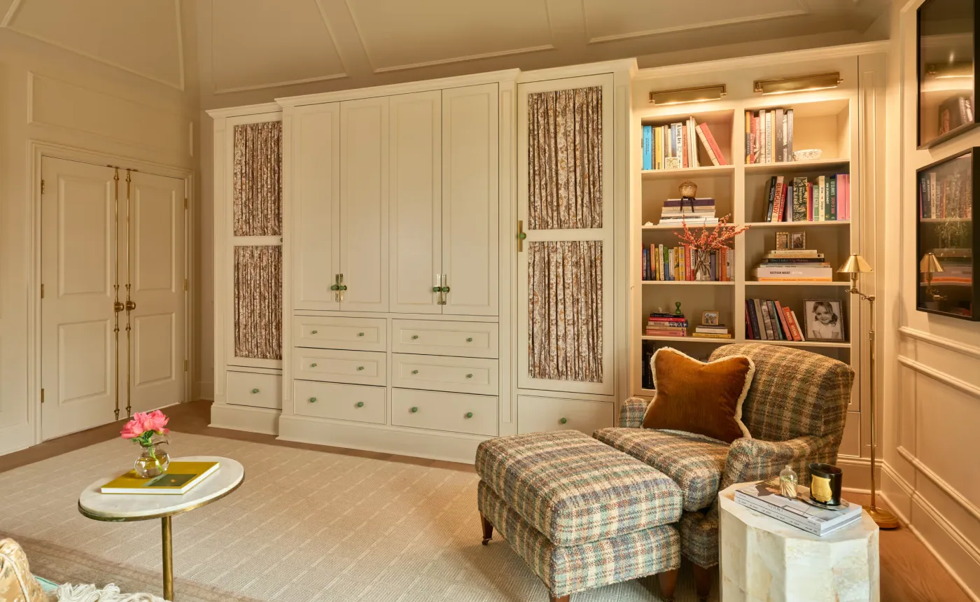 Built-in cabinet with bookshelves