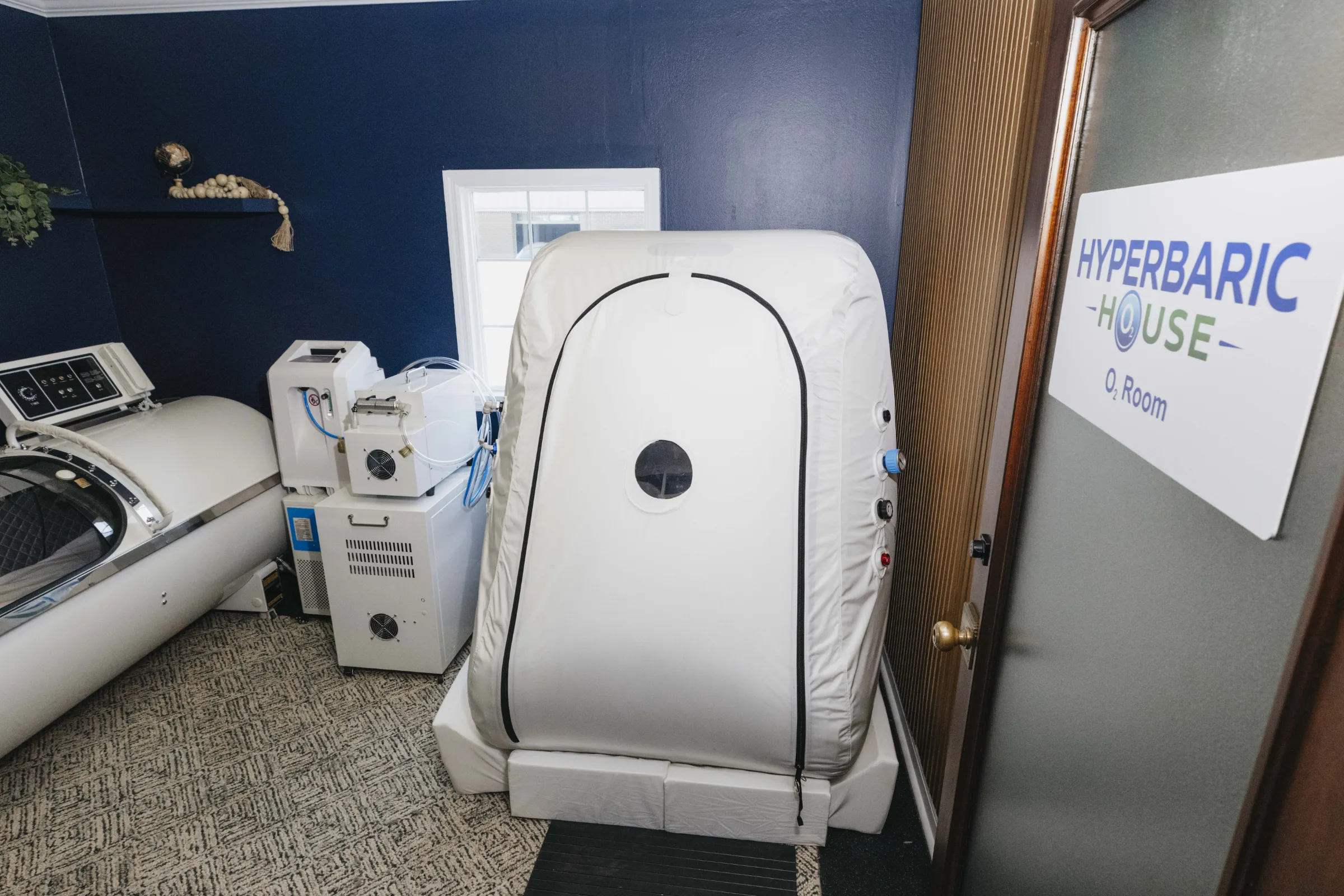 Hyperbaric House's medical 2.0 ATA hard-shell and mild 1.3 ATA chambers in the O2 room.