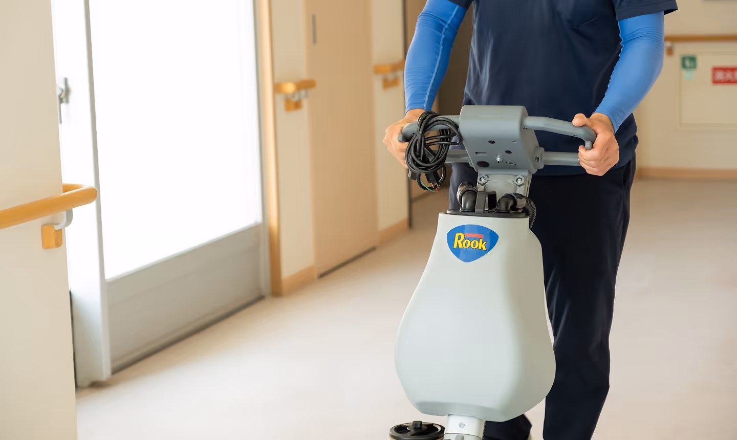 ポリッシャーで床を清掃する作業スタッフ