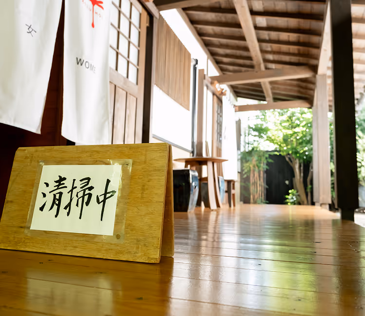 共立クリーンサービスによる清掃作業中の案内