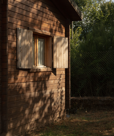 Fachada de madera de una cabaña de casa seis con luz de otoño, San Justo, Zamora