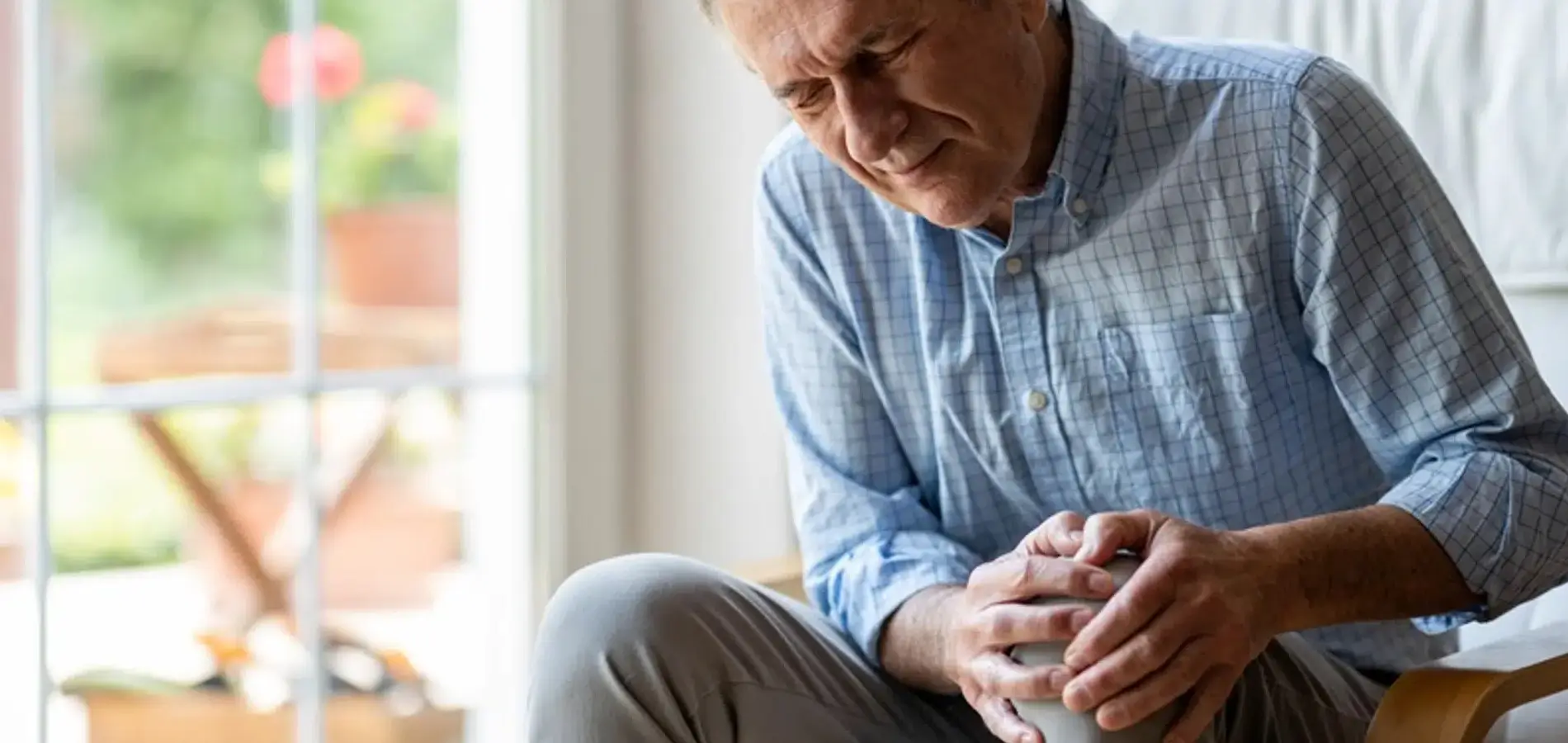 Mand har smerter i knæet