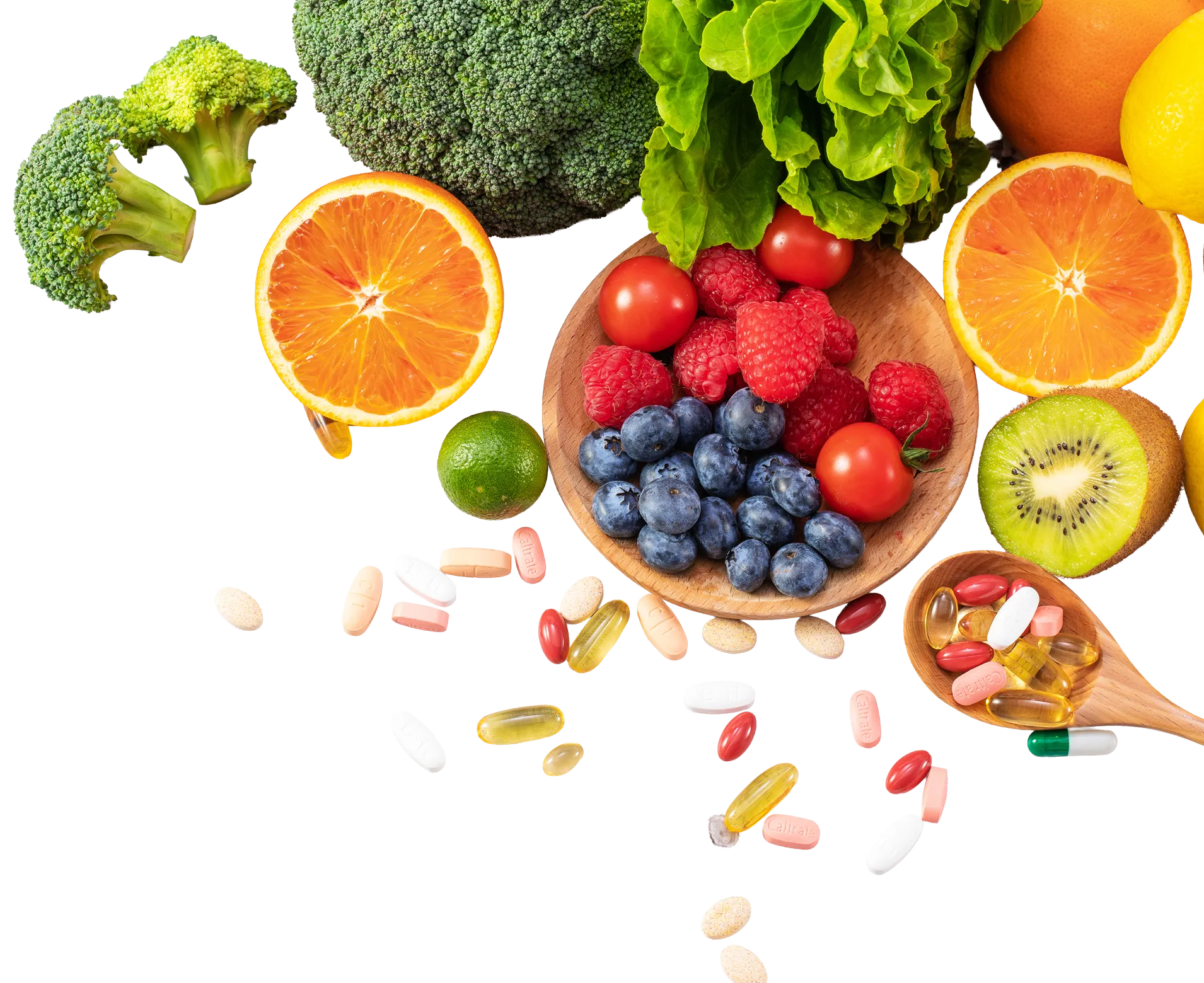 Verschiedene frische Früchte und Gemüse wie Brokkoli, Orange, Limette, Kiwi, Blattsalat, Tomaten, Himbeeren und Blaubeeren neben verstreuten Vitamin- und Nahrungsergänzungstabletten.