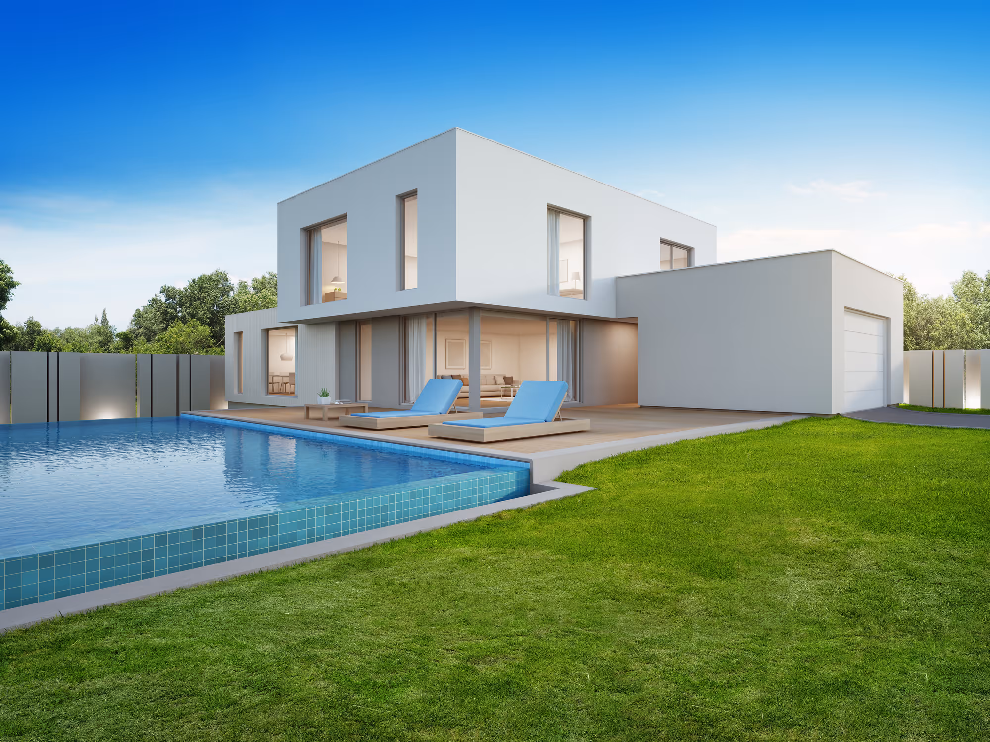 Maison moderne blanche avec une piscine rectangulaire et deux chaises longues bleues sur une terrasse en bois, entourée d'une pelouse verte.