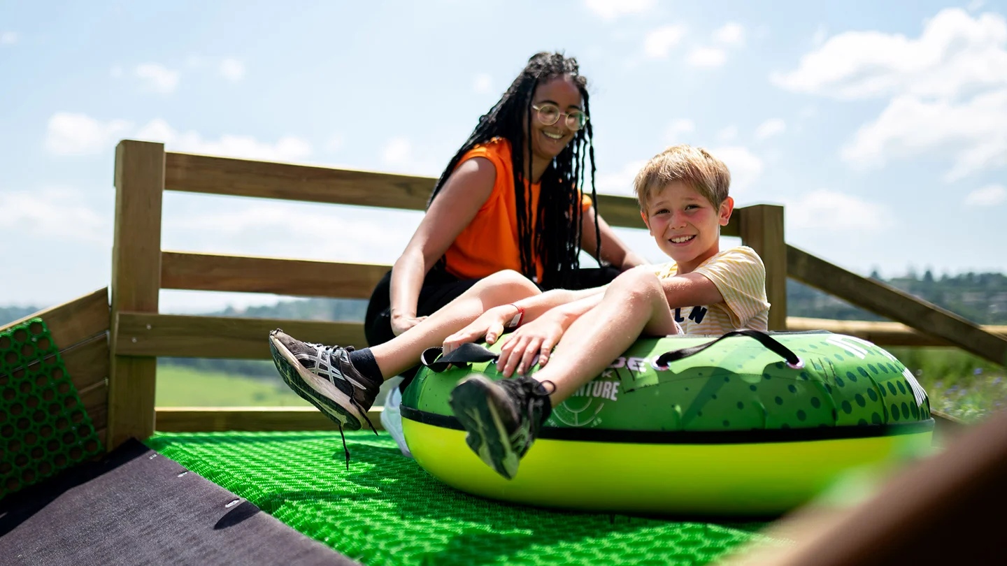 Enfant dans bouée prêt à glisser en haut du tubing à Inside Park