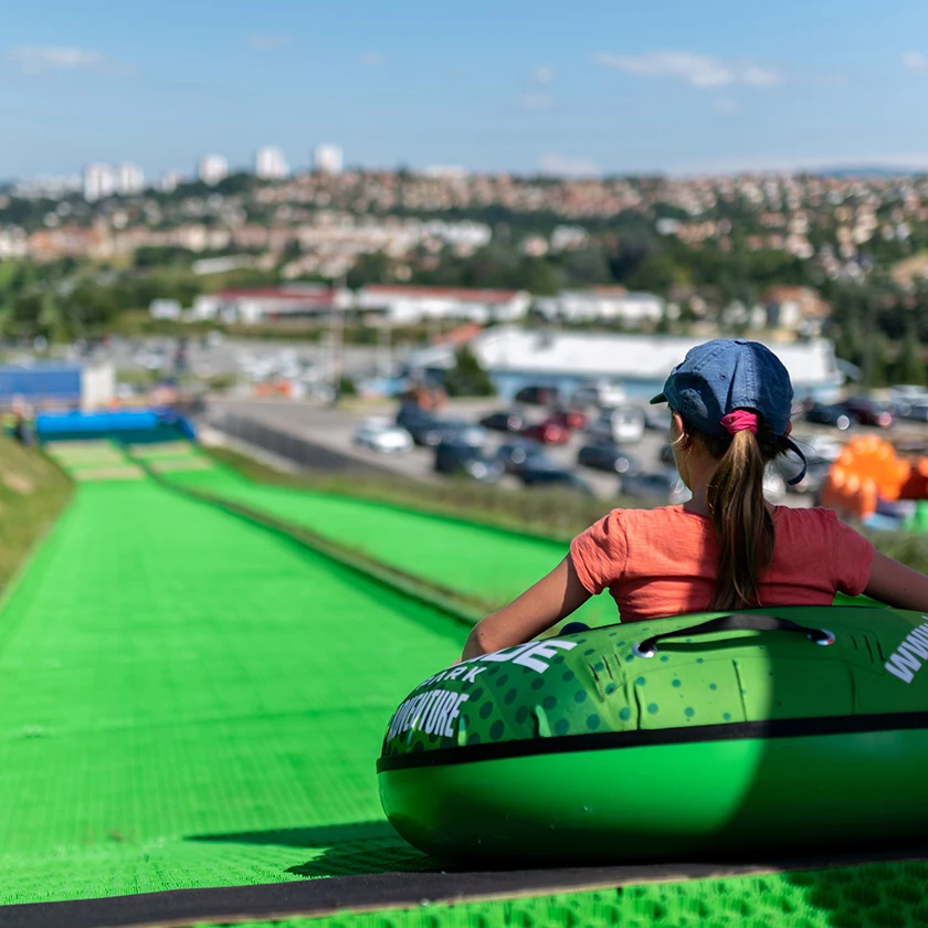 Piste de tubing avec bouée qui glisse à Inside Park Villars