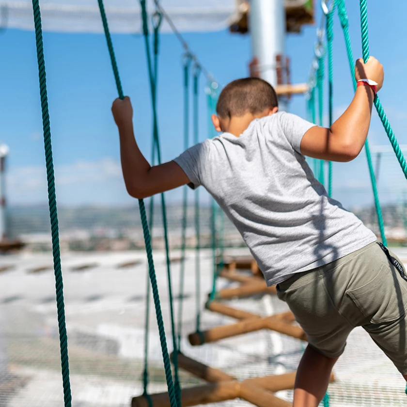Enfant jouant dans accro spider à Inside Park Villars