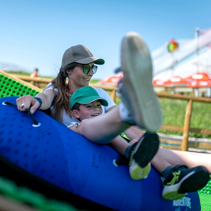 Maman avec son enfant dans bouée tubing à Inside Park Villars