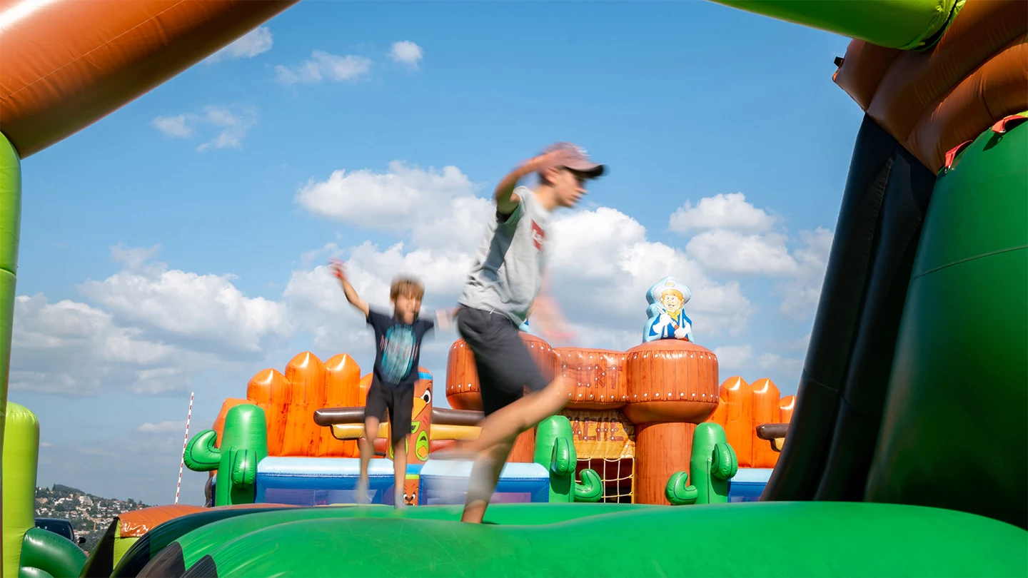 Enfants en train de sauter sur structures gonflables à Inside Park