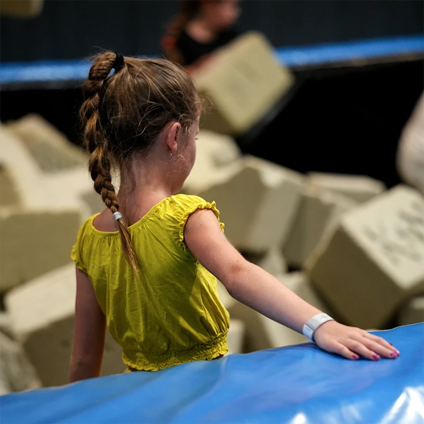 Petite fille dans trampoline park