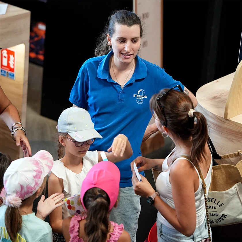 Groupe d'enfant avec une équipière d'Inside Park