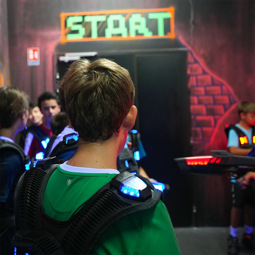 Enfant prêt à jouer au laser game à Inside Park